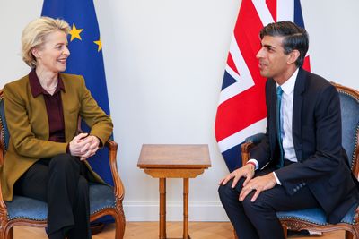 Krigen i Ukraina, med påfølgende energikrise, er blant det som har brakt EU og Storbritannia nærmere hverandre. Bildet er fra et møte mellom Eu-kommisjonens president Ursula von der Leyen og Storbritannias statsminister Rishi Sunak.