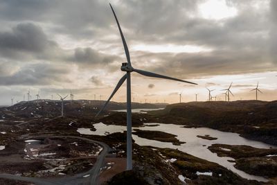 EU-kommisjonen kommer med råd til hvordan medlemslandene skal oppfylle kravene til andel av fornybar energi. Bildet viser de omstridte vindmøllene i Storheia vindpark på Fosen.