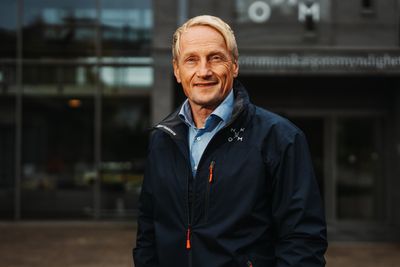 Avdelingsdirektør for marked og tjenester i Nkom, Kenneth Olsen, oppfordrer mobilabonnentene til å bytte mobilselskap oftere enn de gjør i dag.