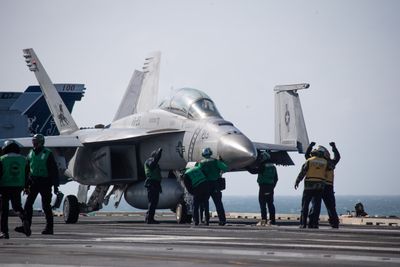 Et F/A-18F Super Hornet fra VFA-213 skvadron «Black Lions» gjøres klart for takeoff fra USS Gerald R. Ford onsdag 31. mai.