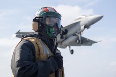 Et F/A-18F Super Hornet kommer inn for landing på hangarskipet USS Gerald R. Ford onsdag 31. mai.