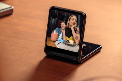 Med en så stor skjerm og kameraene i utsparingen på skjermen kan Motorola Razr 40 Ultra brukes til videosamtaler når den står på bordet.