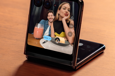 Brett opp: Med en så stor skjerm og kameraene i utsparingen på skjermen kan Motorola Razr 40 Ultra Ultra brukes til videosamtaler når den står på bordet.