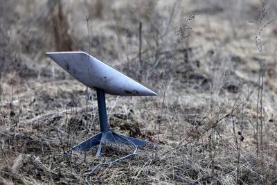 En Starlink-antenne satt opp nær Bakhmut i Ukraina i forbindelse med Russlands krig mot landet.