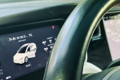 Teslas Model X har allerede en rekke førerstøttefunksjoner, og nå kan det bli lovpålagt at bilprodusenter leverer biler med automatiske bremsesystemer, som også skal testes i hastigheter over 40 km/t fremover.