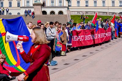 Aksjonister med samiske flagg var på Slottsplassen fredag for å markere at det i helgen er 600 dager siden Fosen-dommen falt i Høyesterett.