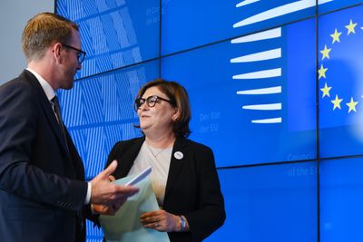 Den svenske minister for infrastruktur og bolig, Andreas Carlson, ledet ministerrådsmøte. Her på pressekonferanse med transportkommissær Adina Valean.