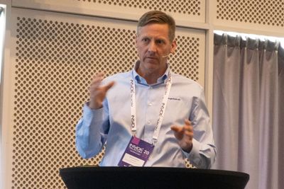 Markedssjef Pelle Gangeskar i Ringerikskraft på scenen under Inside Telecom-konferansen 2. juni. Han tror datasentre vil bli viktige for å stabilisere strømnettet i Norge.