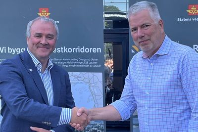 Anders Geirstad (tv.) i Skanska Norge og Ove Myrvåg, ass. vegdirektør, signerte kontrakten for bygging av Fornebukrysset-Strand.