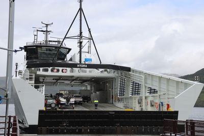 MF Hydra på vei ut fra kai på Hjelmeland på riksvei 13 i Rogaland. Hvilken rolle vil hydrogen og ammoniakk spille framover? Det blir debattema på Nor-Shipping.