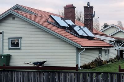 Mer oppreiste solcellepaneler orientert mot øst eller vest kan være mindre sårbare for dumpepriser på strøm.