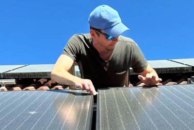 Enkelte dager må Harald Jacobsen betale for å få levere overskuddsstrøm fra solcellene sine til kraftnettet.