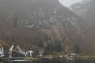 Ved Matre i Masfjorden trengs det fanggjerder. 