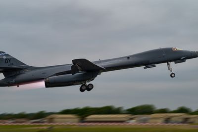 Et B-1B Lancer fra Bomber Task Force 2023-3 tar av fra RAF Fairford i England mandag 5. juni for å fly over til Norge for å delta i Arctic Challenge Exercise 2023.