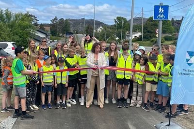 Ordfører Hilde Enstad i Kvinnherad klipte snora sammen med engasjerte skoleelever.