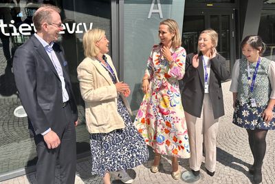 Kåre Nygård og Evi Seljevoll i Tietoevry sammen med Linda Hofstad Helleland (H) og nyansatte Marita Ødegård og Trang Luong som har endret karriere. 