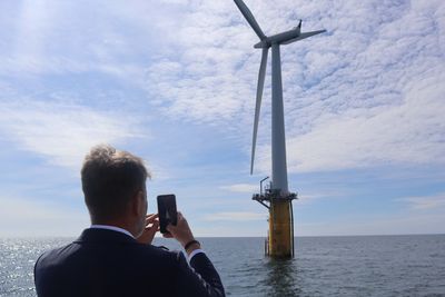Olje- og energiminister Terje Aasland (Ap) vurderer å åpne havvind-feltet Vestavind B, hvor Trollvind var planlagt. Det endrer ikke på beslutningen om å skrinlegge havvindprosjektet, sier Equinor til TU. 
