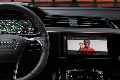 Audi er først ute med å integrere videokonferanse i bilene, men mange andre bilmerker er i forhandlinger.
