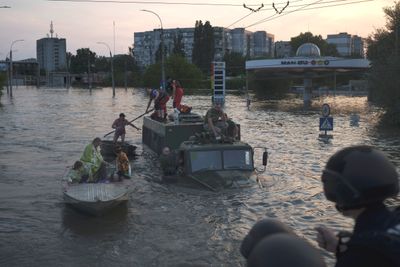 Evakuering fra oversvømmelser i Kherson.