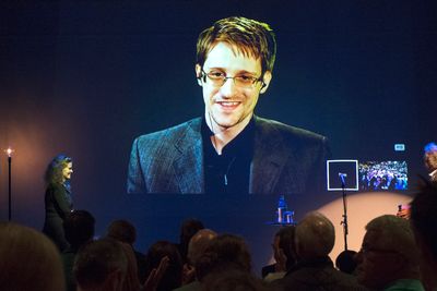 Edward Snowden viste verden omfanget av personovervåking gjennomført av amerikanske myndigheter. Ti år etter lever han fortsatt i eksil i Moskva og er ettersøkt av amerikanske myndigheter for spionasje. Bildet er tatt i 2015 da han ble tildelt Bjørnsonprisen og holdt takketale via videolink. 