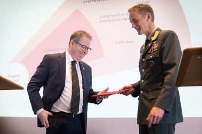 Forsvarsminister Bjørn Arild Gram mottok onsdag nye fagmilitære råd for forsvarssjefen, general Eirik Kristoffersen.