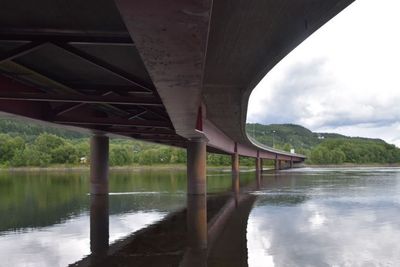 Ikke så langt ned til vannet ved Sandfærhus. Entreprenøren må ta høyde for at det kan bli trangt når det er flom. 