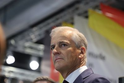 Statsminister Jonas Gahr Støre deltok i en rundebordssamtale med forskjellige shippingtopper på Nor-Shipping onsdag. Han vil samarbeide med EU for å kutte utslipp i kvotepliktig sektor.