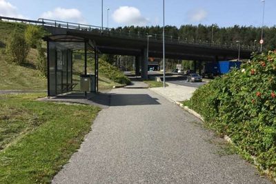 Bussholdeplassen skal oppgraderes, blant annet. E6 passerer på brua i bakgrunnen.