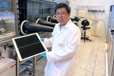  Ife-forsker Junjie Zhu har satt sammen og testet shingle-solceller på labben. Til høsten kommer de første «norske» modulene.