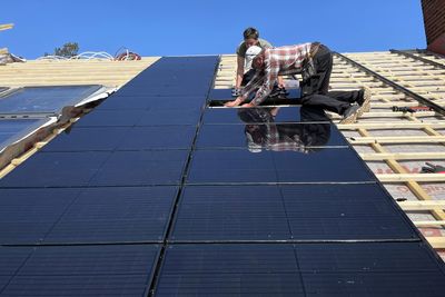 Skatteetaten vil at salg av strøm fra private solcelleanlegg skal skattelegges som kapitalinntekt.