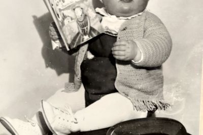 Her er Tor Bukkvoll som baby, allerede nysgjerrig på bøker og et våkent blikk.