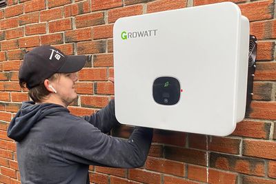 Simen Kronheim hos Solmannen installerer en 10 kW inverter i Arendal. Ved å underdimensjonere inverteren får anlegget mer energi ved svak innstråling.