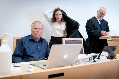 Erik Liebermann i Oslo tingrett i juni 2023 sammen med advokatene Kristine Farstadvoll og John S. Gulbrandsen. 