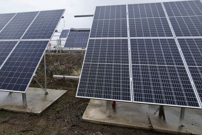 Solparker på opptil 1 MW skal slippe å stå i konsesjonskø hos NVE.