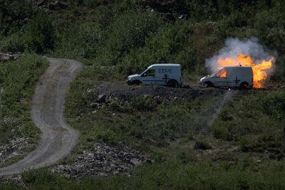 To hvite varebiler ble skutt i flammer av 12,7- og 30-millimeter multipurpose-ammunisjon under demonstrasjonen på Nammos testsenter sørvest for Raufoss.