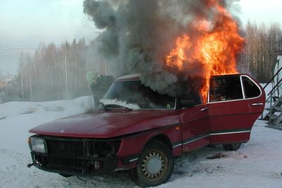 Fossile biler brenner hyppigere enn elbiler, viser statistikken til Direktoratet for samfunnssikkerhet og beredskap. Bildet er fra en branntest på HMS-senteret Starum.