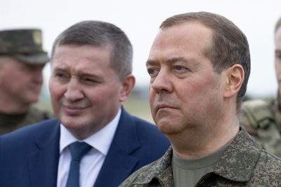 Dmitrij Medvedev, nestleder i det russiske sikkerhetsrådet, under et besøk i en militær treningsleir i Volgograd for to uker siden.