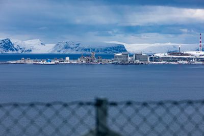 Hammerfest LNG har vært nedstengt i to uker etter en gasslekkasje i slutten av mai. Politiet vil etterforske hendelsen, mens Petroleumstilsynet har varslet gransking. Også Equinor vil granske internt. 