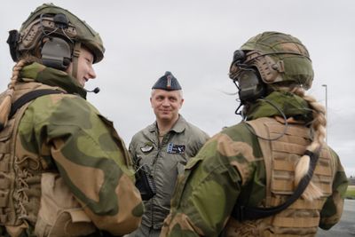 Oberst Martin «Tintin» Tesli, er sjef for 132 luftving på Ørland flystasjon og har selv hundrevis av flytimer i F-35A. Her prater han med norske vaktsoldater på Ørland.