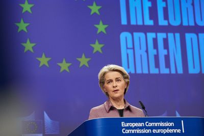 Leder for EU kommisjonen Ursula von der Leyen snakker til forsamlingen om «Den Grønne Avtalen» og har store planer for batteriresirkulering.