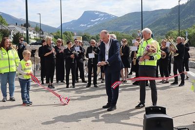 Ordførar Odd Jostein Drotninghaug ble assistert av elever fra Aure skole til å klippe snora.