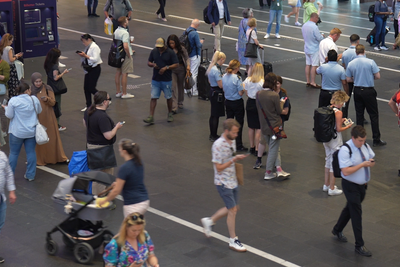 Mange reisende på OsloS dro frem mobilen da nødvarselet ble sendt ut onsdag.