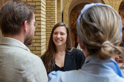  Linda Helleland (t.h.) og Sveinung Rotevatn var blant stortingsrepresentantene som fikk KI-sommergave fra forfatter og forsker Inga Strümke og IKT-Norge.