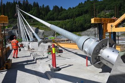 Brua er kombinasjonen av skråkabel- og betongkasse-bru. Hovedspennet holdes oppe av skråkablene
