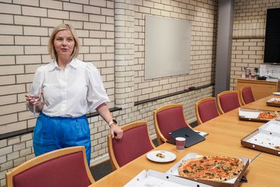 Venstres leder Guri Melby, her under sommertreff med Venstres stortingsgruppe før helgen, er selv ivrig elsyklist.