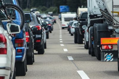 Stress, lange køer og trøtthet øker risikoen for en alvorlig ulykke.