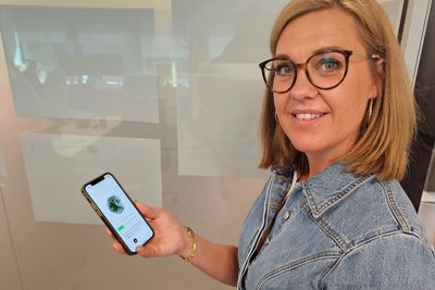 Karine Storaker Braaten med appen som viser klimaavtrykk basert på blant annet energibruk.
