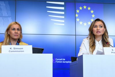 EUs energikommisær Kadri Simson og den svenske nærings- og energiminister Ebba Busch på pressekonferansen mandag.