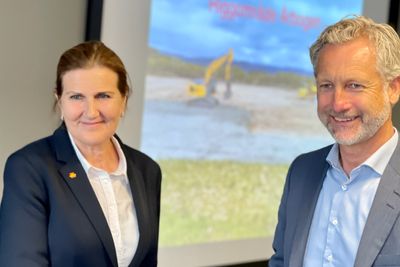 OPS-kontrakten ble i dag en realitet da vegdirektør Ingrid Dahl Hovland og konsernsjef i Skanska, Stein-Ivar Hellestad signerte kontraktprotokollen. 