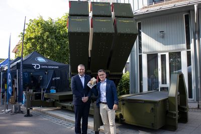 Vant Norwegian Tech Award 2023: Kongsberg Defence & Aerospace. Fra venstre forretningsutvikler Tom Erik Holmen og utviklingssjef Øystein Lintvedt.